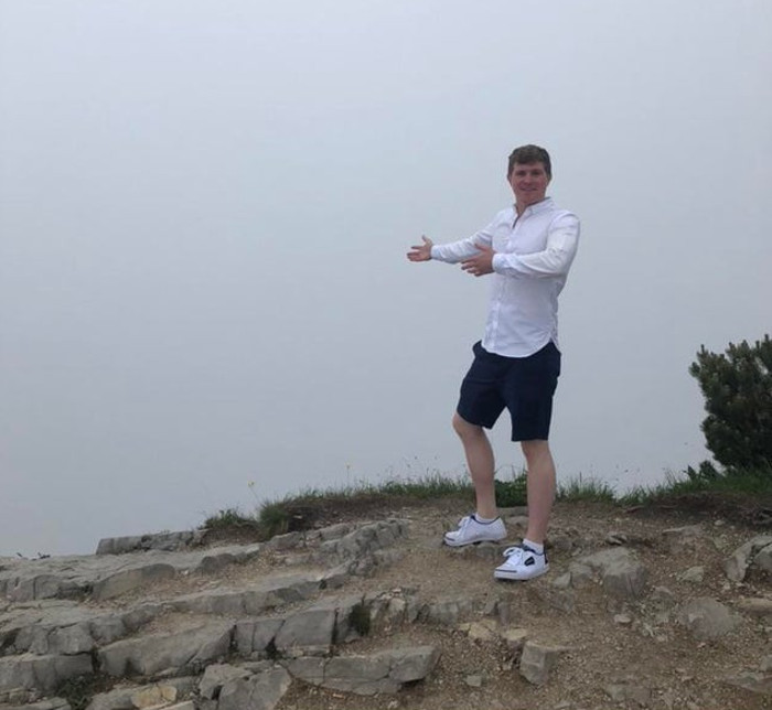 Dupa 6 ore de calatorie a ajuns la "Cuibul de vulturi al lui Hitler", insa ceata nu i-a permis sa obtina poza mult dorita