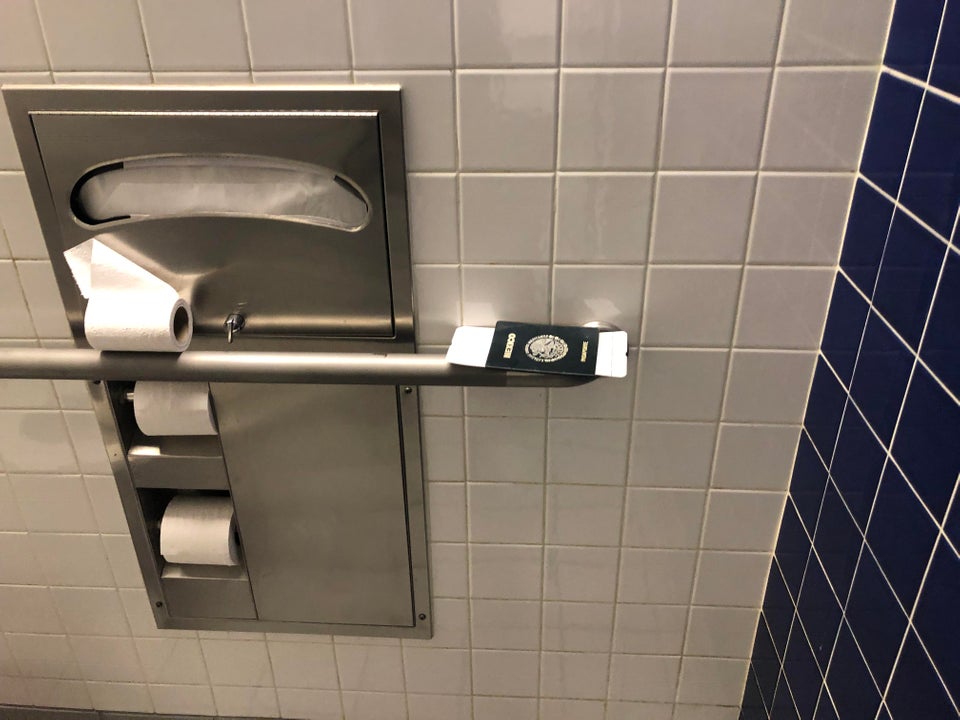 Cu siguranta, cineva a intampinat probleme pentru ca si-a uitat pasaportul la toaleta