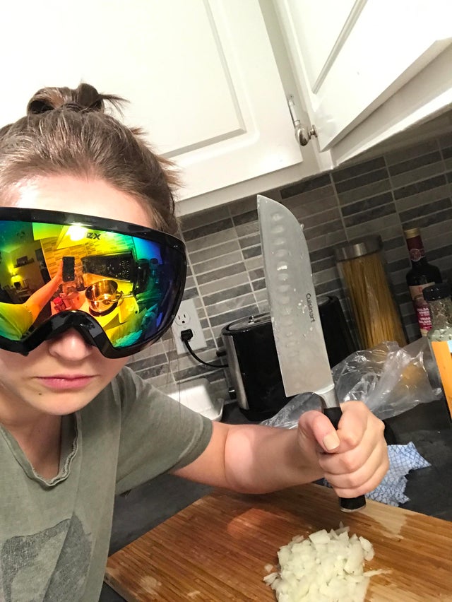 Ochelarii de ski, perfecti pentru momentele in care toci ceapa