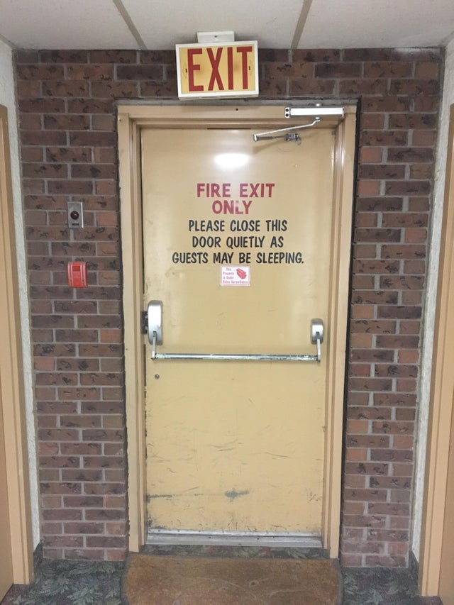 Iesirea in caz de incendiu dintr-un motel: "A se inchide usa incet pentru a nu se trezi clientii"