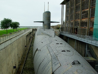 Un submarin nuclear cu rachete zace pe fundul oceanului