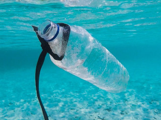 Plasticul ajunge in oceane