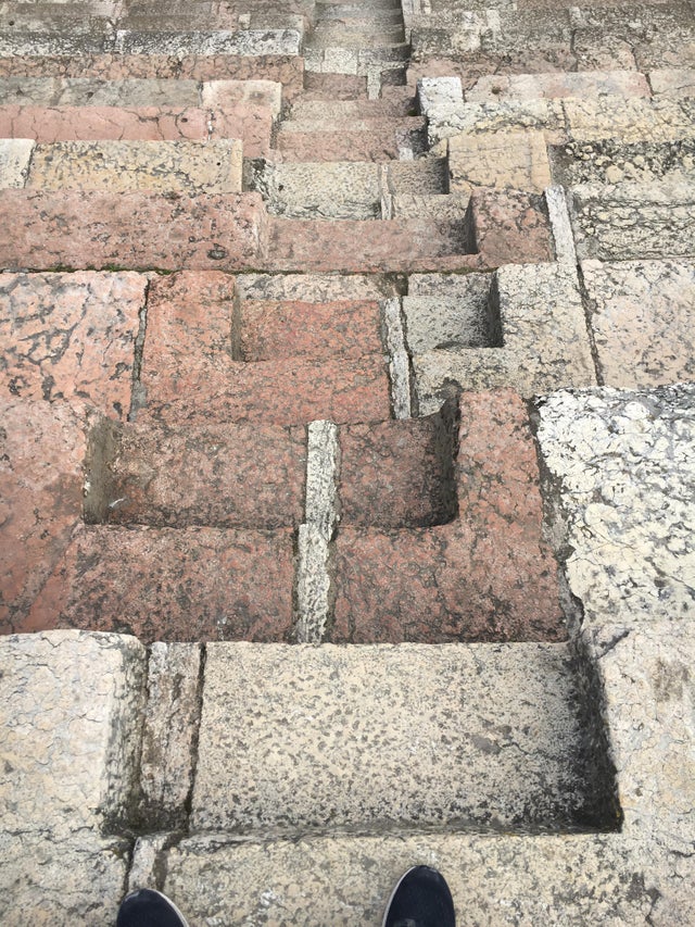 Trebuie doar sa privesti cu atentie