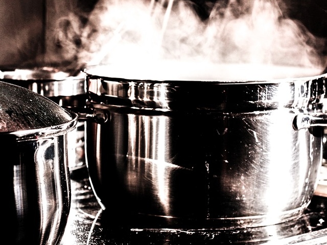 Salveaza o oala in care s-a lipit mancarea