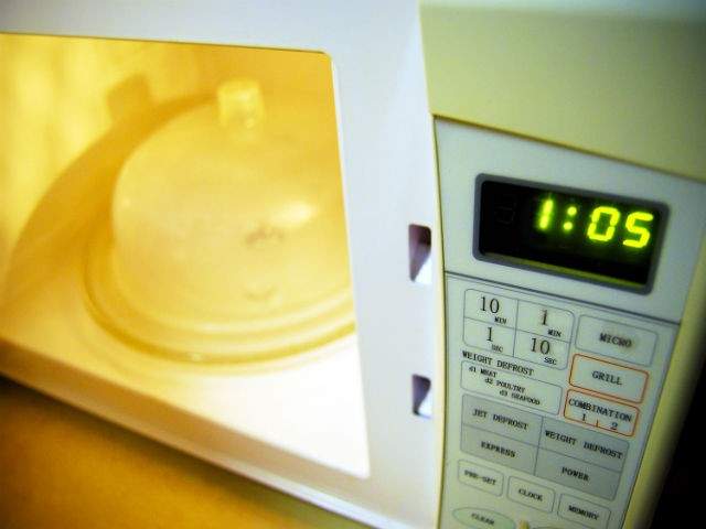 Fa-ti cuptorul cu microunde sa straluceasca