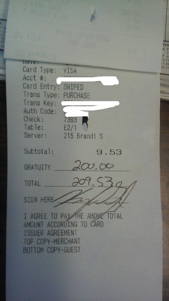 Ospatarita a primit 200 de dolari bacsis, la o consumatie de 9 dolari, dupa ce clienta a auzit intamplator ca are nevoie de bani pentru a ajunge la fiul ei