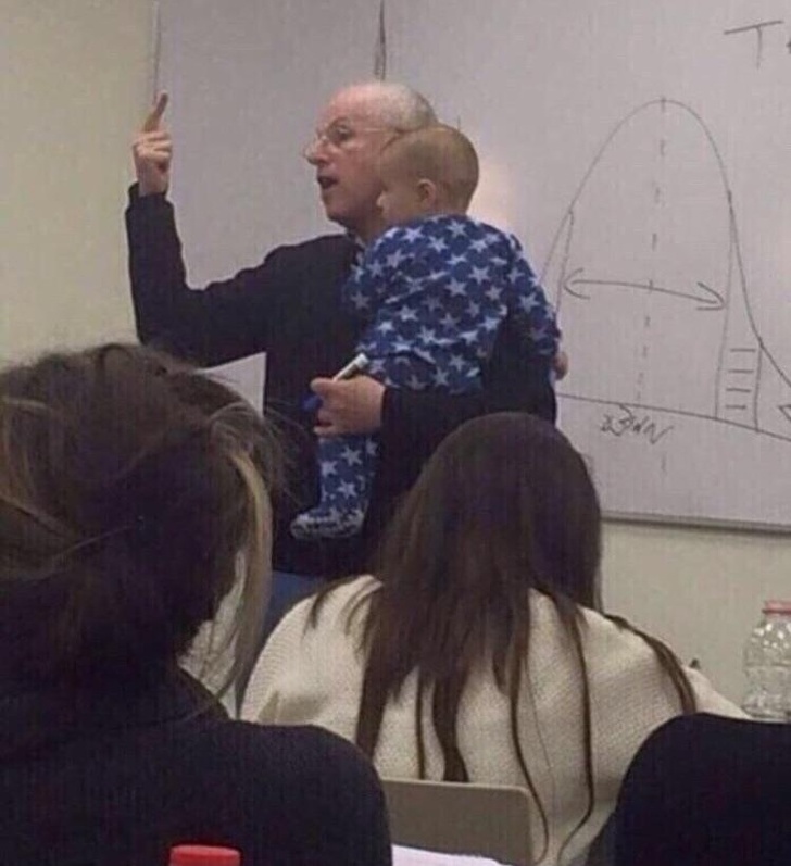 Un elev a venit la ora cu bebelusul care a inceput sa planga. Profesorul l-a luat in brate pentru a-l linisti si a continuat ora astfel