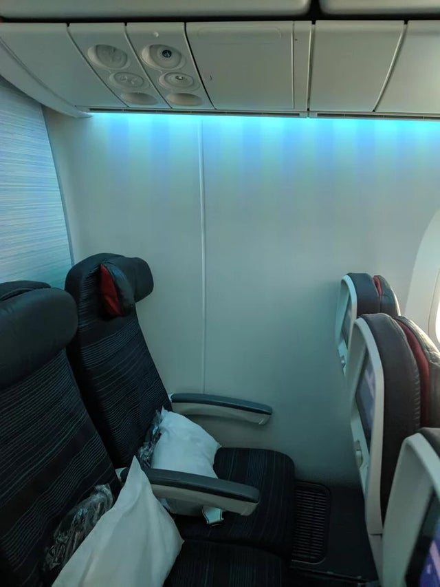 A platit 125 de dolari pentru un loc la fereastra si a primit asta: