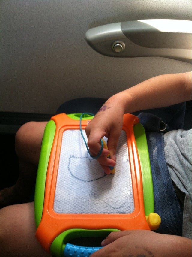 Stewardesa a insistat ca baietelul sa isi inchida "dispozitivul"