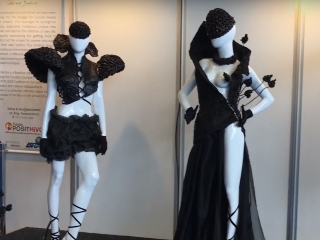 Rochia din latex care "infrunta" SIDA