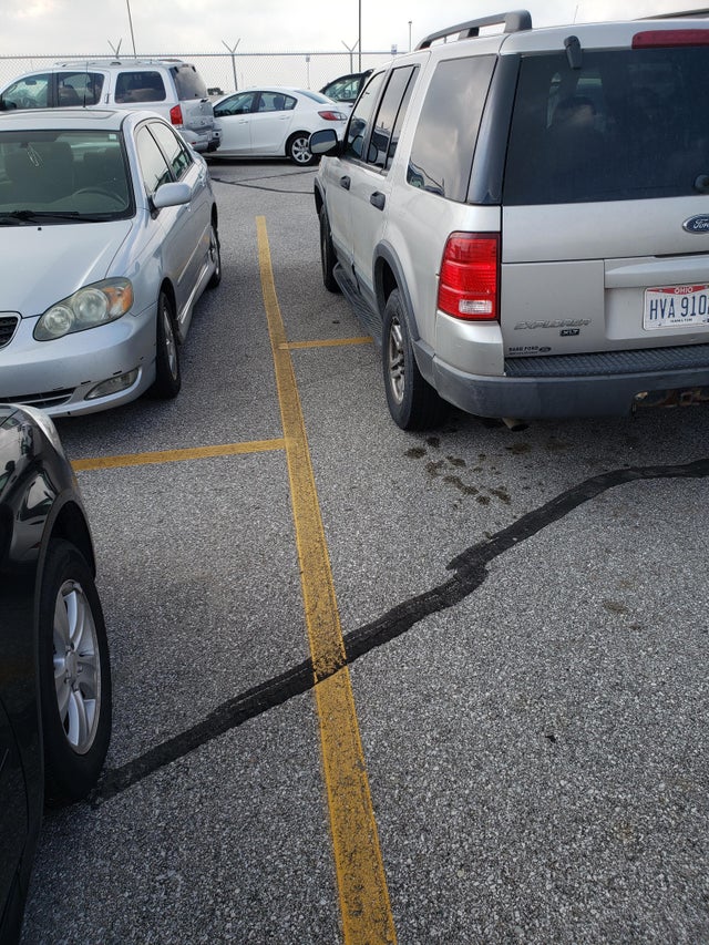 Masina parcata pe doua locuri - doar pentru ca poate