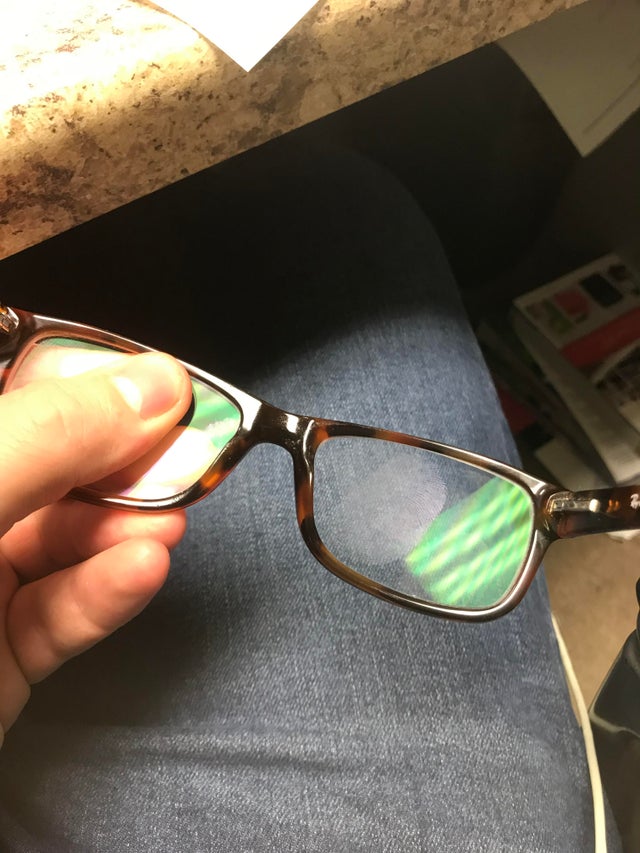 Nu se pune mana pe lentilele ochelarilor altcuiva