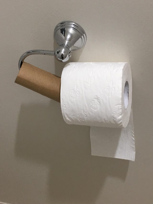Hartia igienica nu trebuie sa lipseaca din baie. Asa ca ii faci loc oricum ar fi