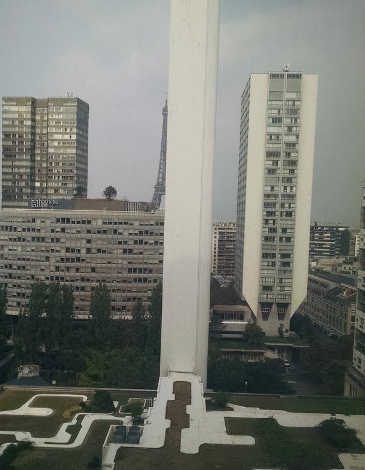 Un cuplu se astepta sa aiba o priveliste minunata spre Turnul Eiffel. Se pare ca nu a fost asa...