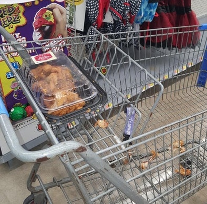 Clienti ce mananca in supermarket si isi lasa resturile peste tot