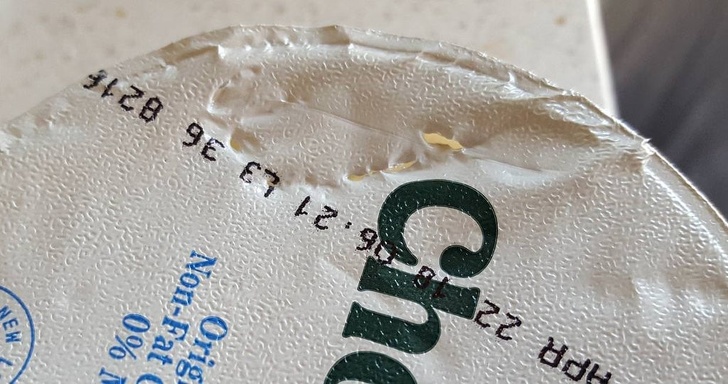 Ambalaj de iaurt muscat si pus inapoi pe raft