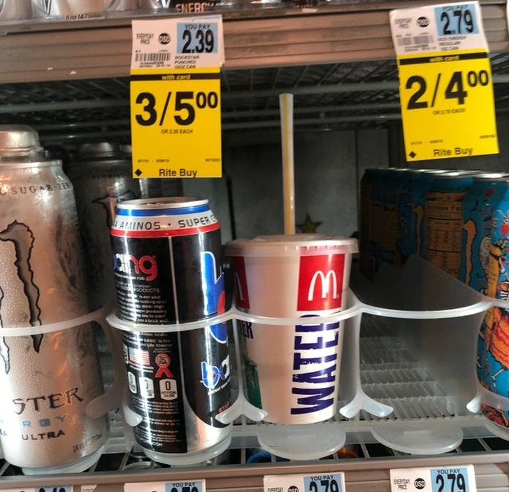 Gunoaie lasate printre rafturi