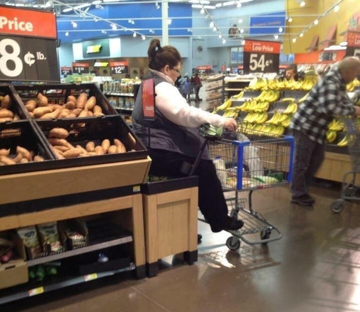 O femeie care se odihneste pe merele din magazin