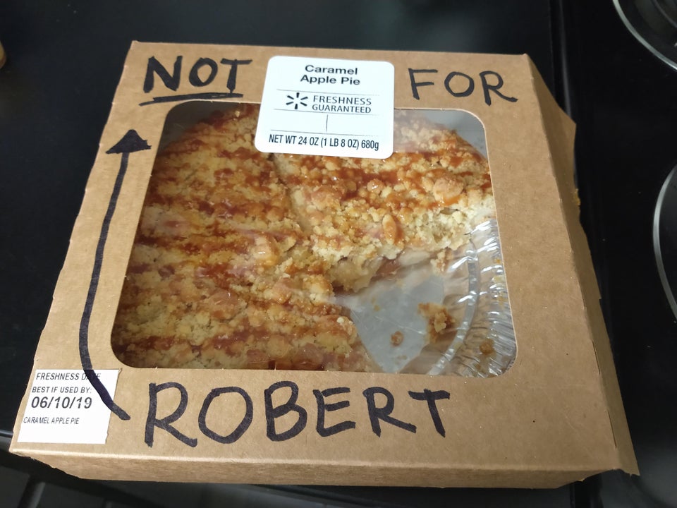 I-a lasat un mesaj pe cutie sa nu se atinga de placinta...