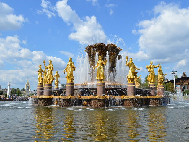 4.000 de metri cubi de apa, 16 statui aurite si nu mai putin de 800 de duze ce trimit apa la inaltime