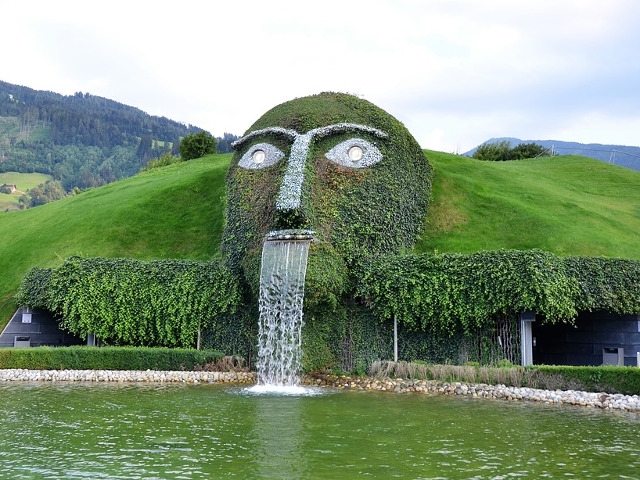 Fantana acoperita de iarba si echipata cu doua cercuri mari de cristal, care se aseamana cu doi ochi, ce dispune si de o gura care elimina apa