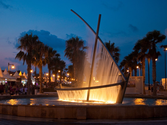 Fantana arteziana in forma de barca, in apropiere de Plaja de la Malvarrosa