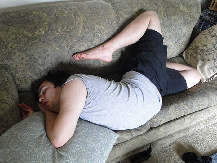Asa doarme un contorsionist?