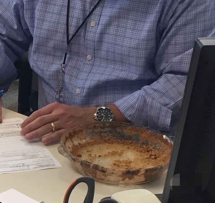 "Mi-am cumparat o placinta pentru munca si nu am gasit-o. Era in biroul sefului meu"