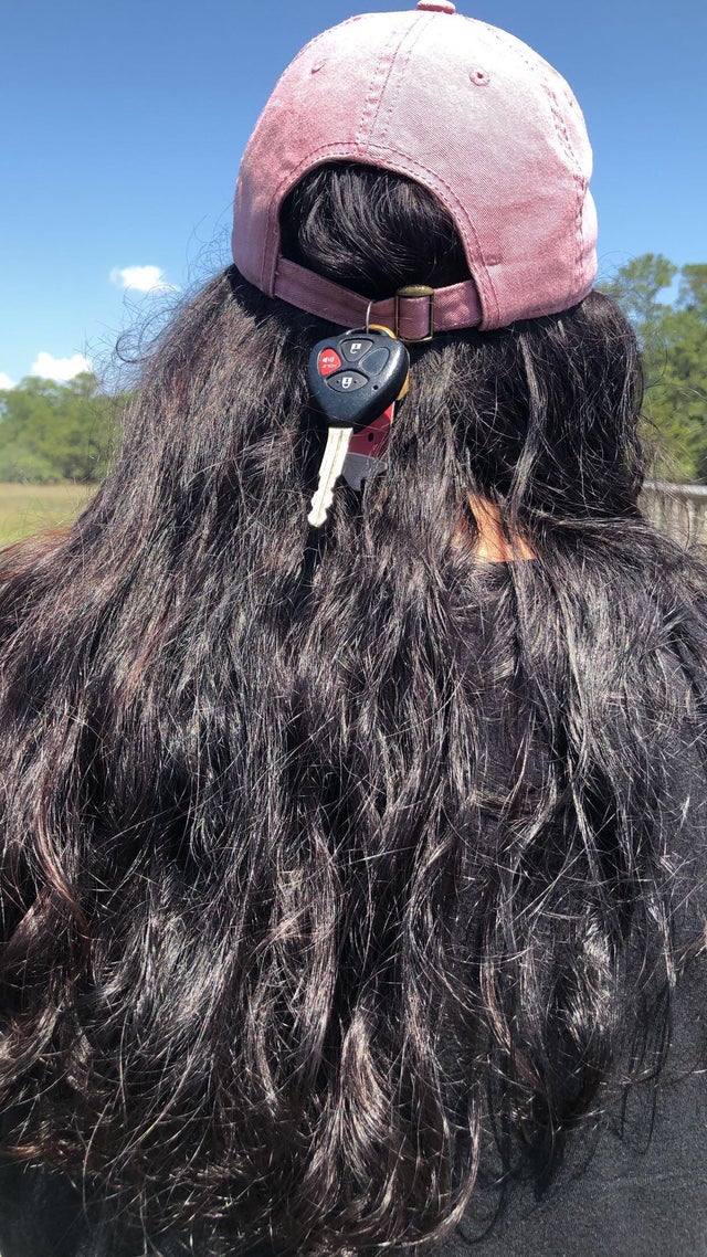 Pleci la alergat si nu ai buzunare pentru chei? Prinde-le de sapca