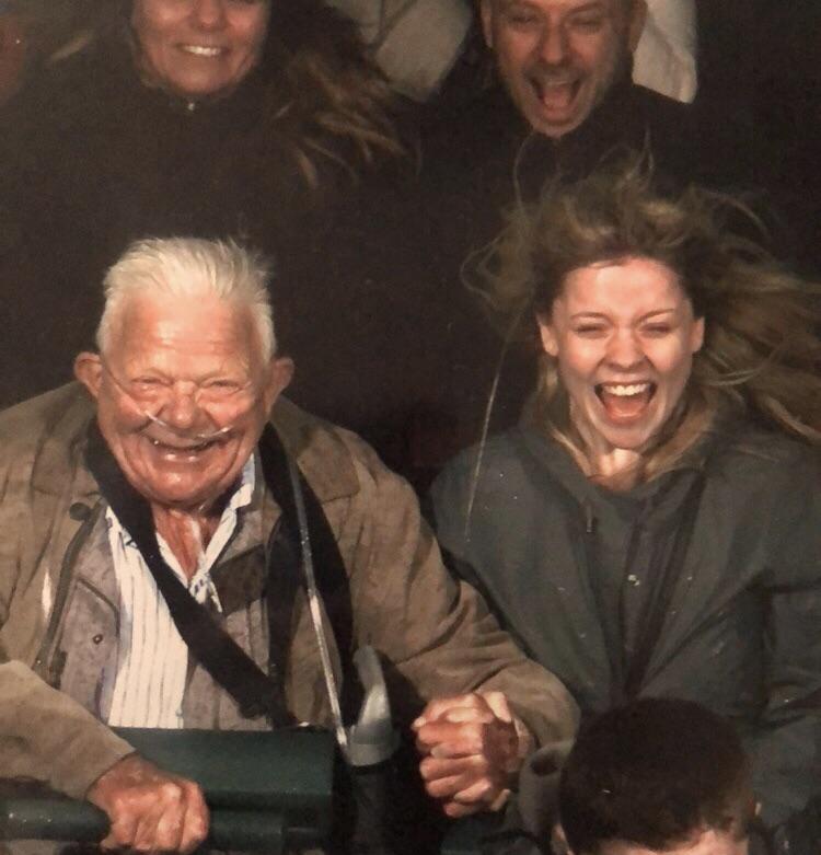 Bunicul si nepoata, simtindu-se bine intr-un parc de distractii