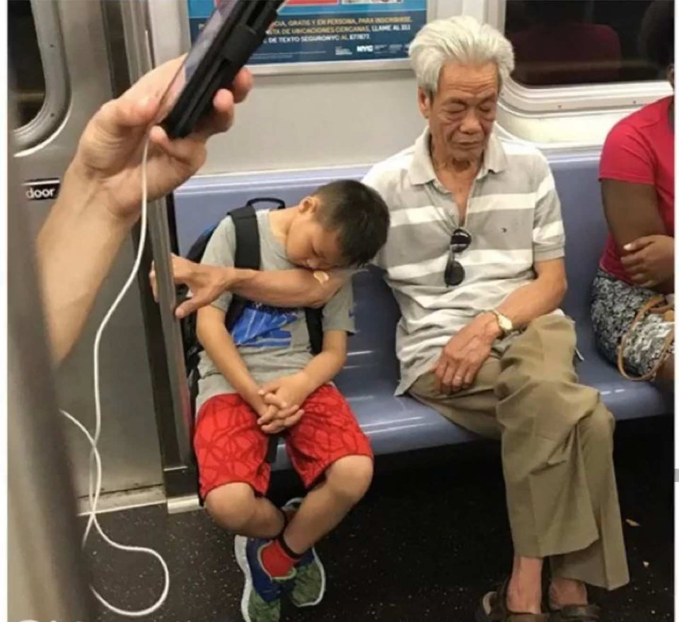 Baietelul era probabil foarte obosit, iar bunicul i-a oferit sprijinul necesar