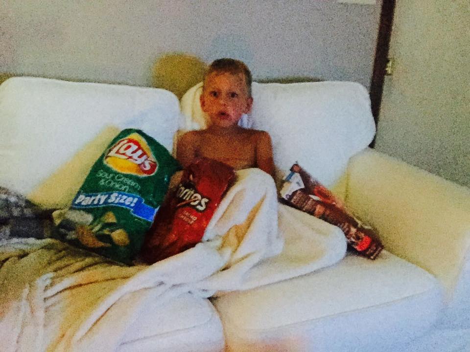 Baiatul a fost prins de mama lui uitandu-se la desene la ora 3 dimineata