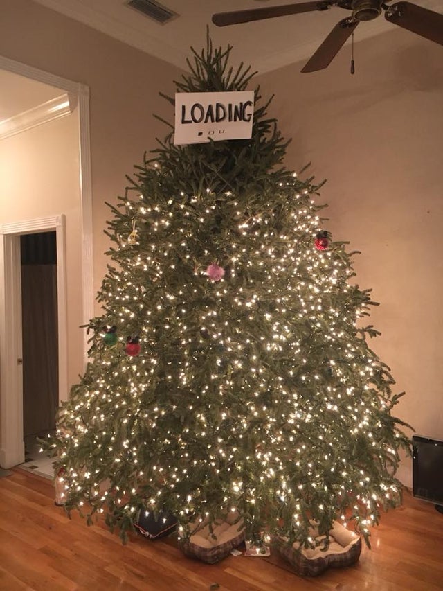 Cand bradul este prea inalt si nu ajungi sa pui decoratiuni in varf: