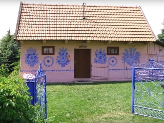 Satul cu casele pictate in flori