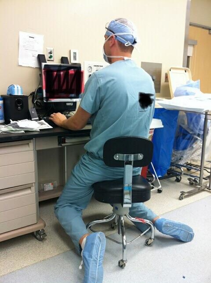 Arata destul de dureros sa stai asa: