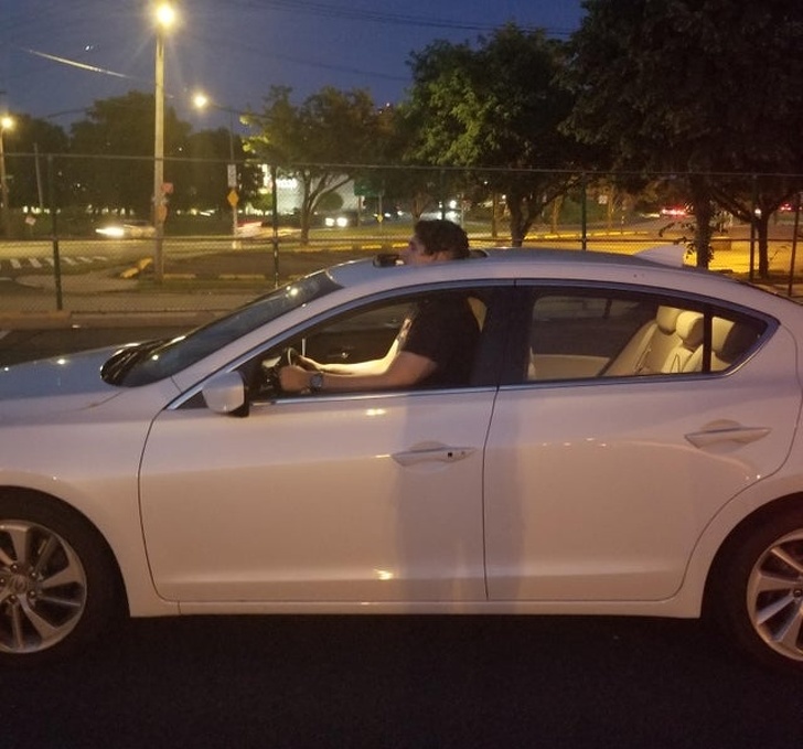 Ar trebui sa isi cumpere o masina mai mare...