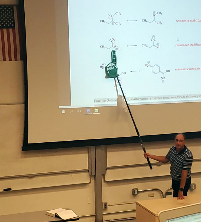 Acest profesor refuza sa foloseasca laserul ca indicator si a ales o undita, de care a atasat o mana din spuma