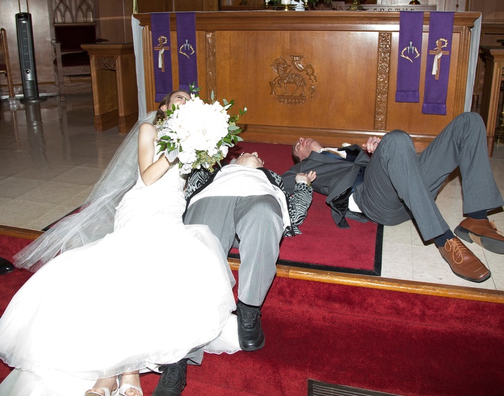 Bunica mirelui a cazut in timp cefaceau fotografii. Au incercat amandoi sa o prinda, dar au sfarsit toti pe jos.