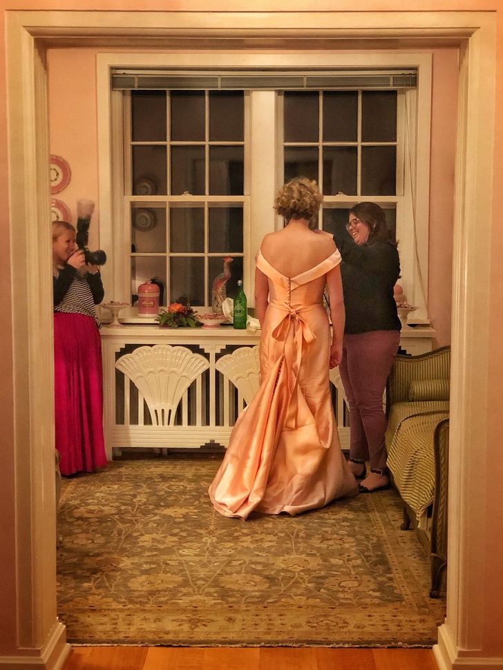 Prietenul apropiat al sotului ei era asa fericit, incat a varsat paharul de vin pe rochia ei. Dupa ce s-a curatat, s-a intalnit cu o prietena, careia i-a spus o gluma, iar aceasta a scapat cafea pe rochia ei...