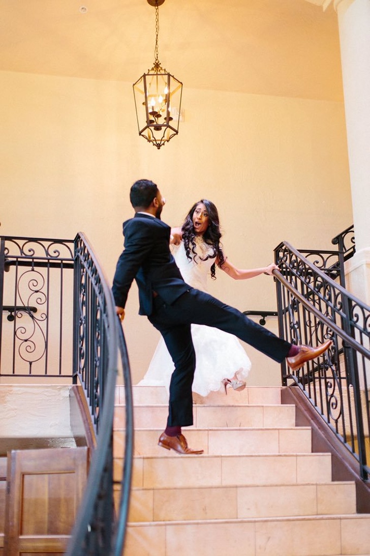 Mirele a alunecat pe scari in timp ce isi faceau intrarea in salon