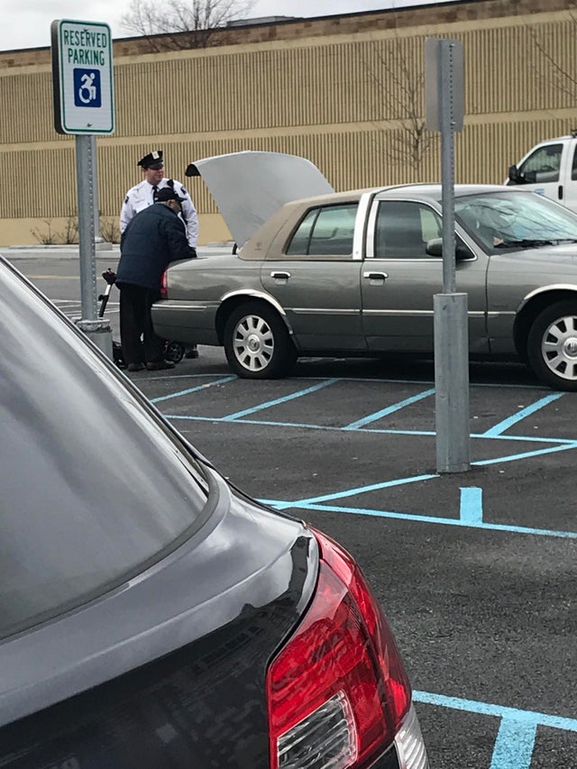 In fiecare zi, paznicul unui mall merge in parcare pentru a-l ajuta pe batranelul de 94 de ani sa isi scoata scaunul cu rotile din masina