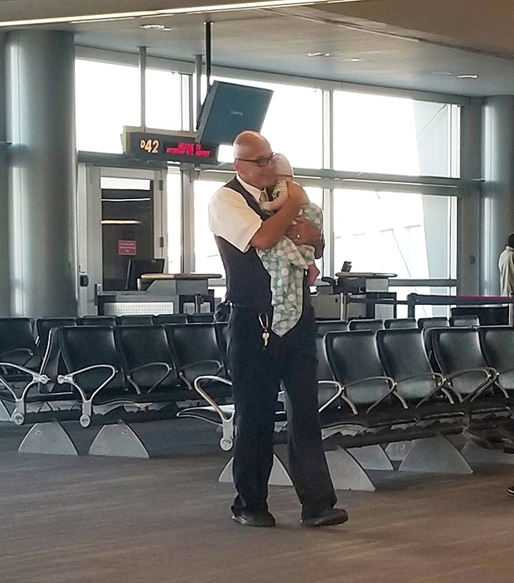 Angajatul unui aeroport a ajutat o mamica obosita sa isi calmeze bebelusul
