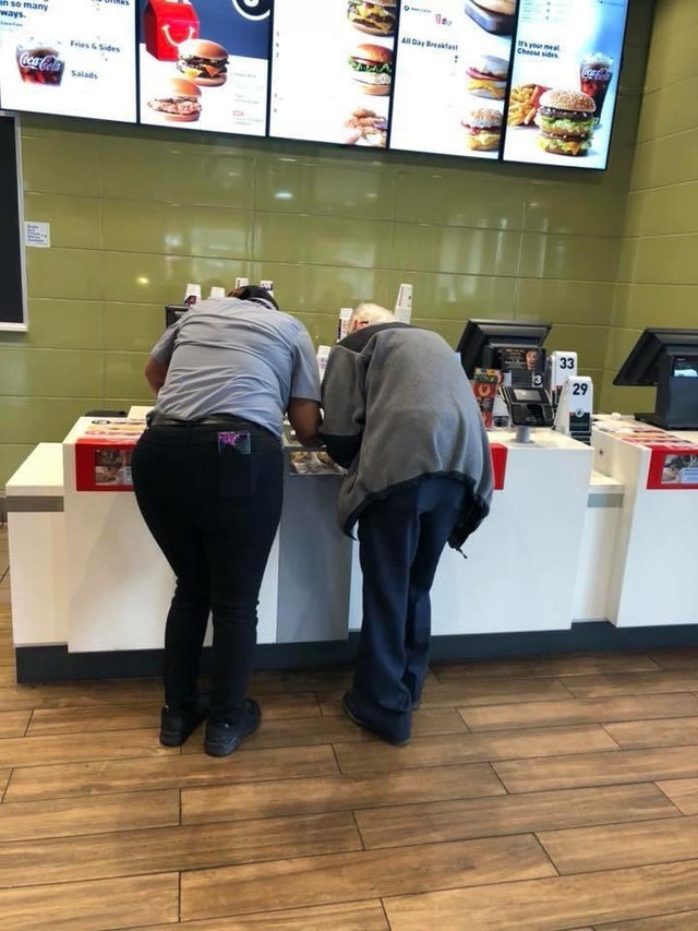 Managerul unui McDonald&#39;s a stat cel putin 10 minute pentru a-i seta Google Maps-ul unui batranel, apoi i-a explicat cum sa il foloseasca