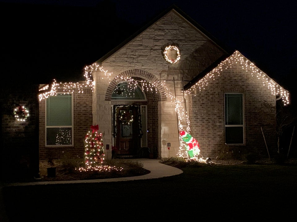 Nu a ajuns pana sus sa agate instalatia, asa ca Grinch este nevoit sa "fure" luminitele