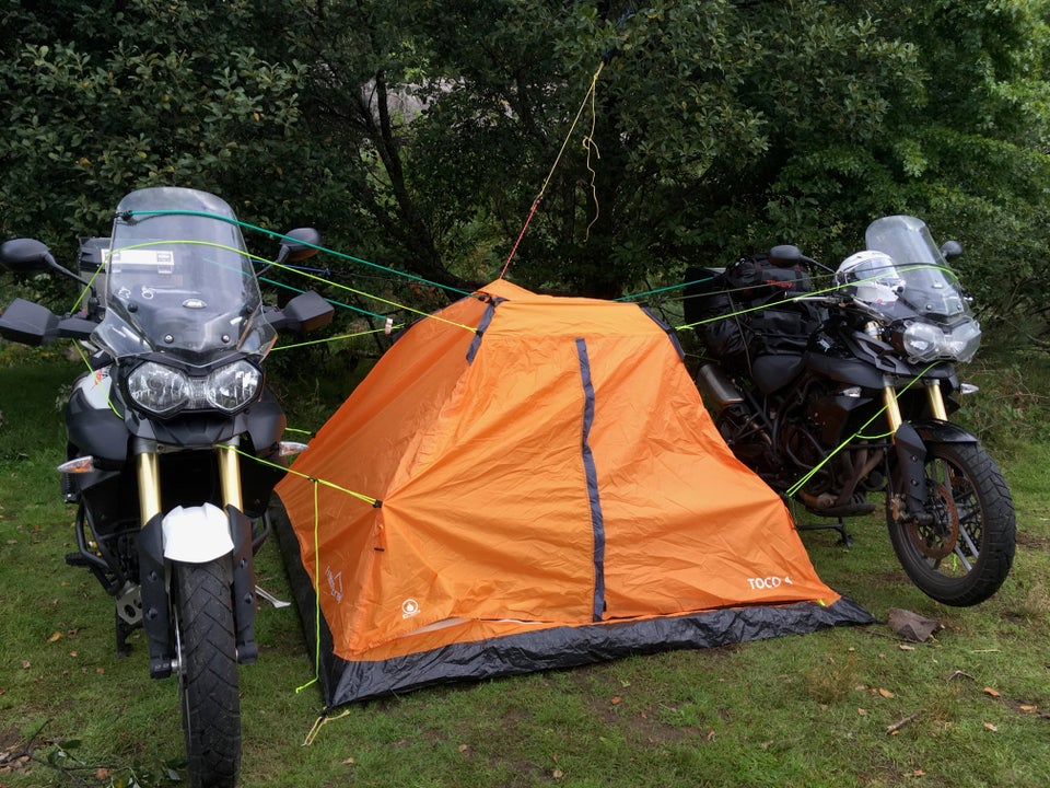 Au plecat cu cortul, dar au uitat scheletul e sustinere acasa