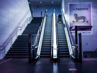 Stai gresit pe scarile rulante