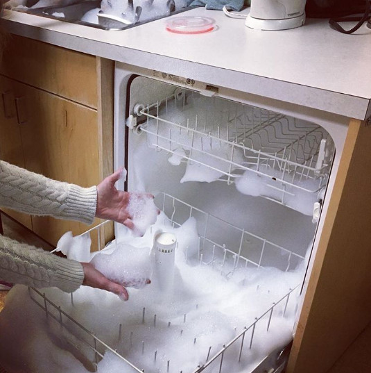 A pus detergentul gresit in masina de spalat vase