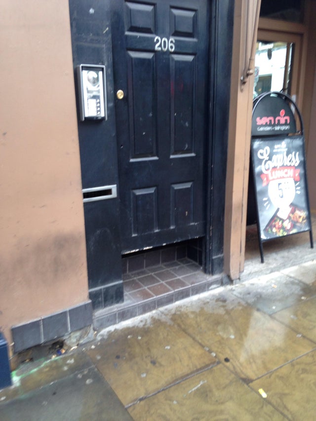 In loc sa taie usa, mai bine cumpara una care sa se deschida in exterior