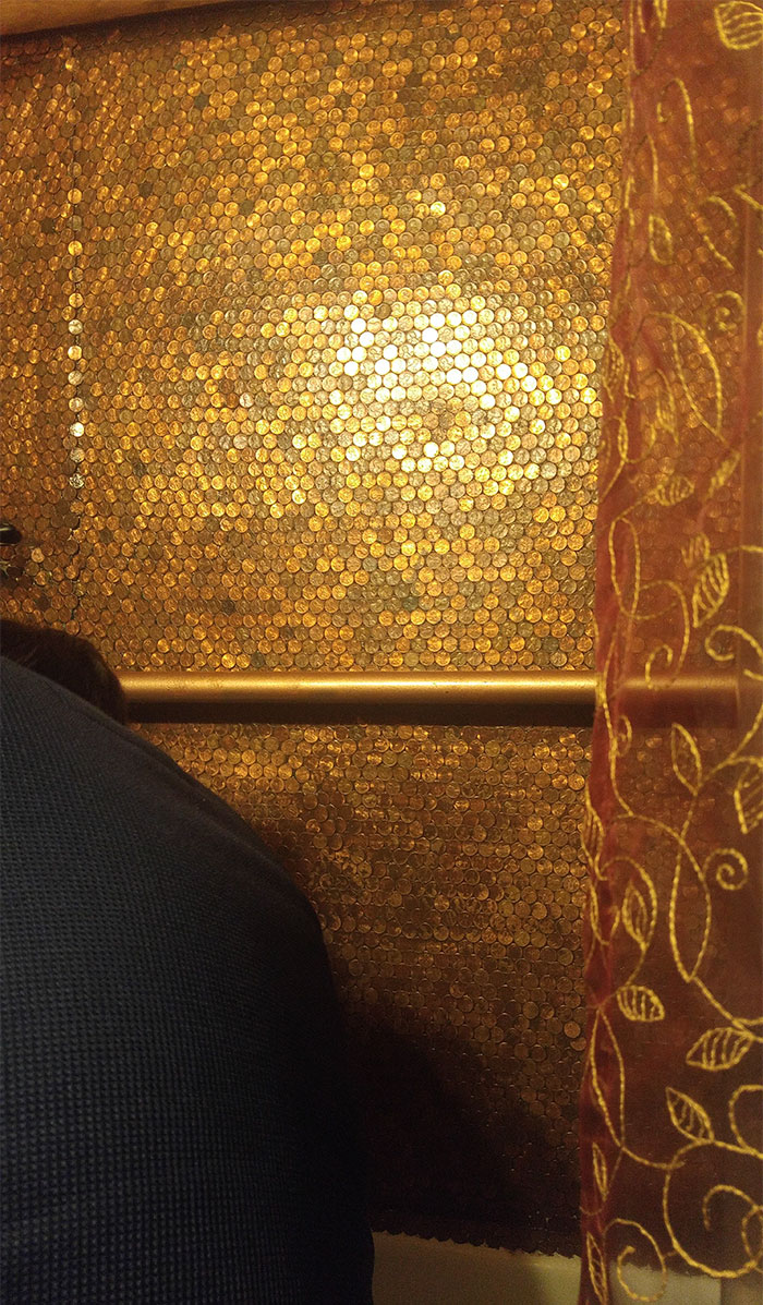 O cabina de dus cu pereti din monede