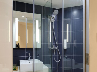 Curatarea usilor cabinei de dus